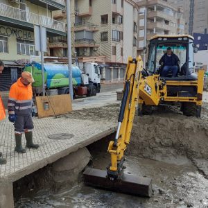 FOBESA dedica un operativo especial integrado por medio centenar de operarios a recuperar la costa entre Benicàssim y Peñíscola